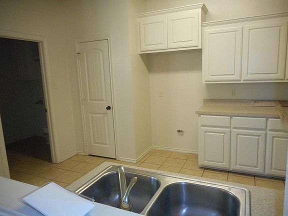 5th image of 9804A Avenue W