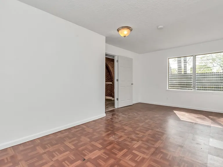 602 Everett St — Photo 35