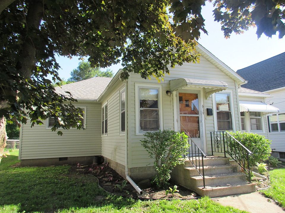 Lovely home close to an elementary school and within walking distance to the high school.