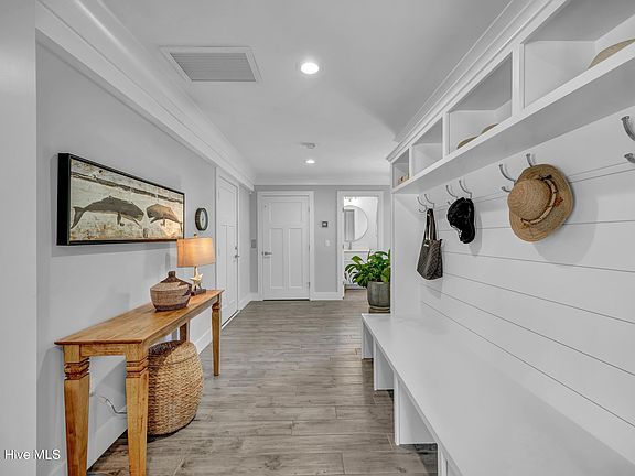 5th image of 714 Sloop Pointe Lane