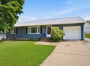 26 Geneva Dr, Muscatine, IA 52761