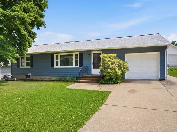 26 Geneva Dr, Muscatine, IA 52761