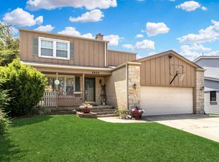 2950 Briarwood Dr W, Mount Prospect, IL 60056