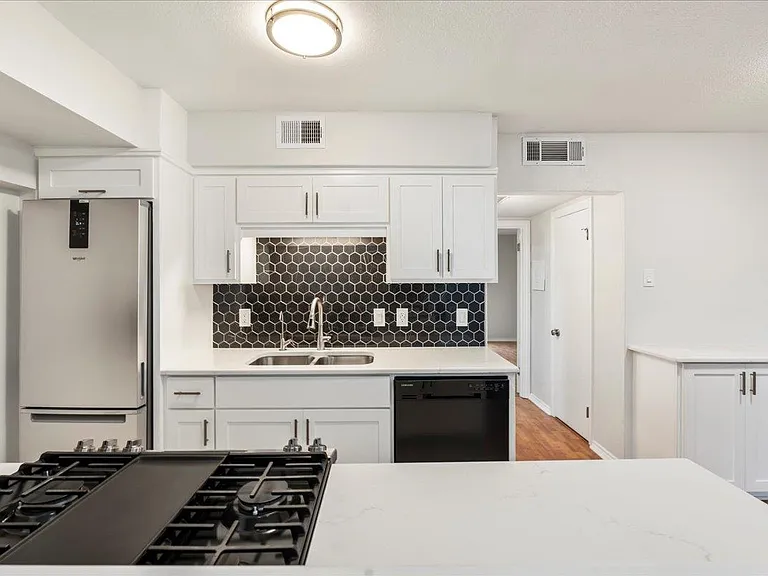 505 W 7th St #313 — Photo 10