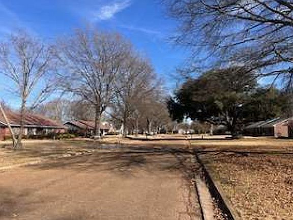 3rd image of 306 N Macarthur Cir
