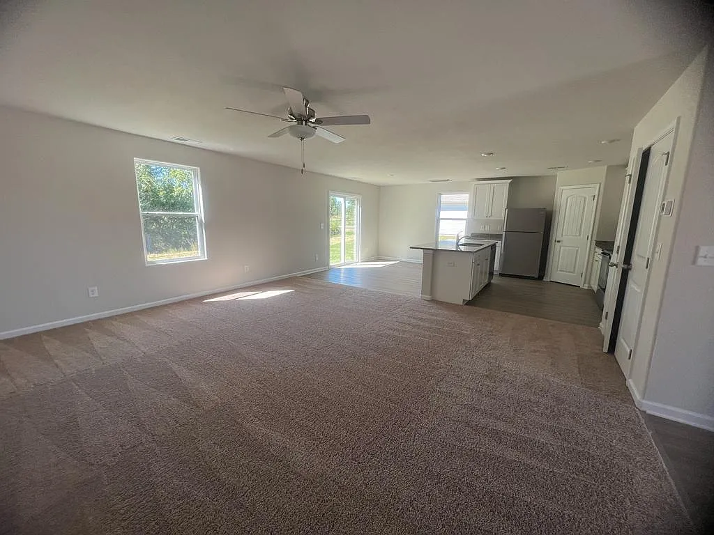 4 bed, 2.5 bath, 1800 sqft, $1,895 — Photo 3