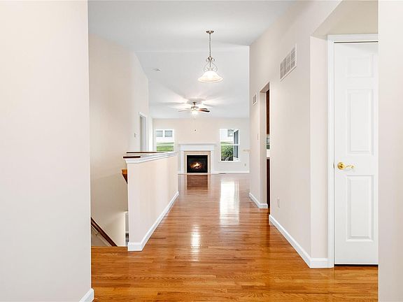 3rd image of 23 Lindbergh Place Ct
