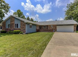 220 Crestwood St, Lincoln, IL 62656