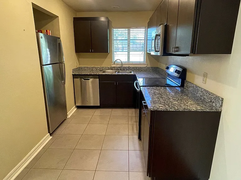 1406 Broadway St — Photo 13