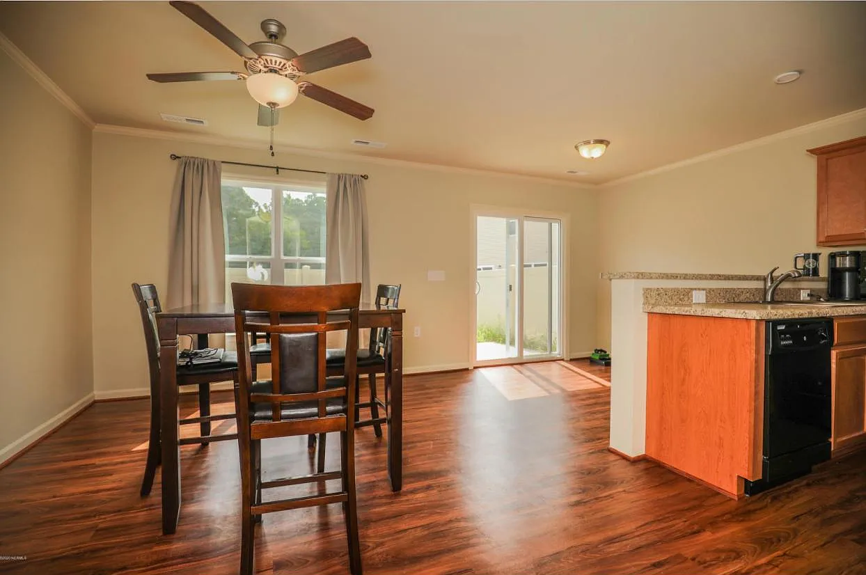 2 bed, 2.5 bath, 1264 sqft, $1,600 — Photo 2