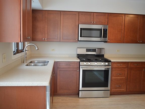 3rd image of 978 West Ct APT B