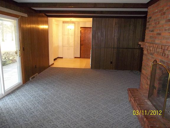 Family room w/ fireplace