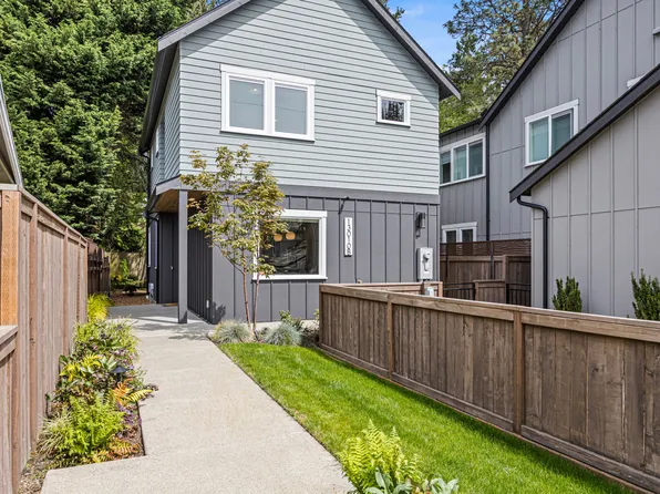 13010 NE 113th St #B, Kirkland, WA 98033