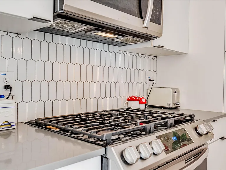 400 E 30th St #105 — Photo 13