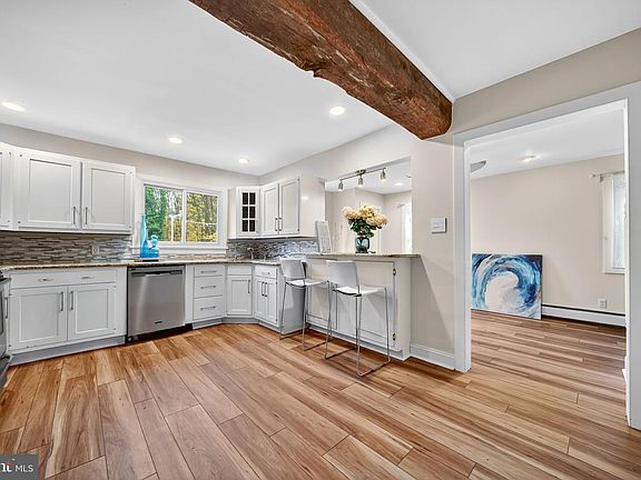 5th image of 575 W Valley Rd