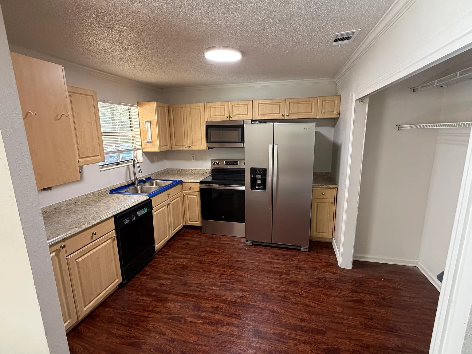 3 bed, 1052 sqft, $1,850 — Photo 3