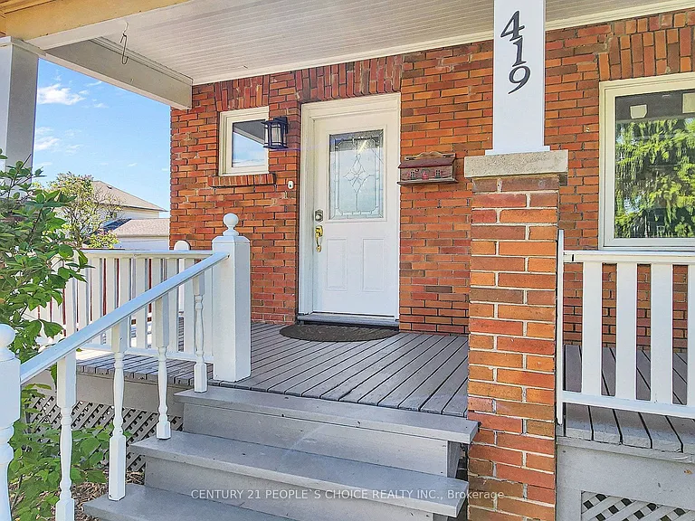 419 Adelaide Ave W — Photo 3