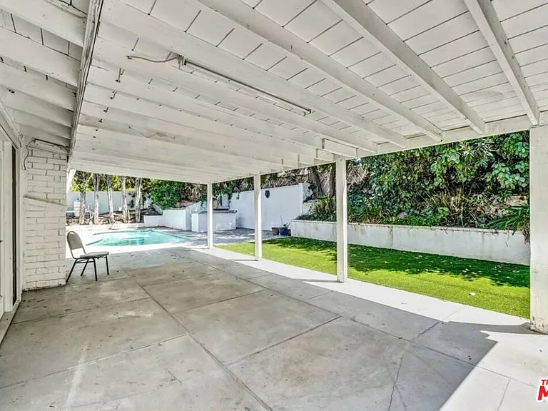 20746 Clarendon St — Photo 45