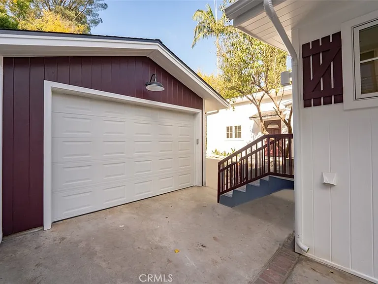 2549 N Beachwood Dr — Photo 33