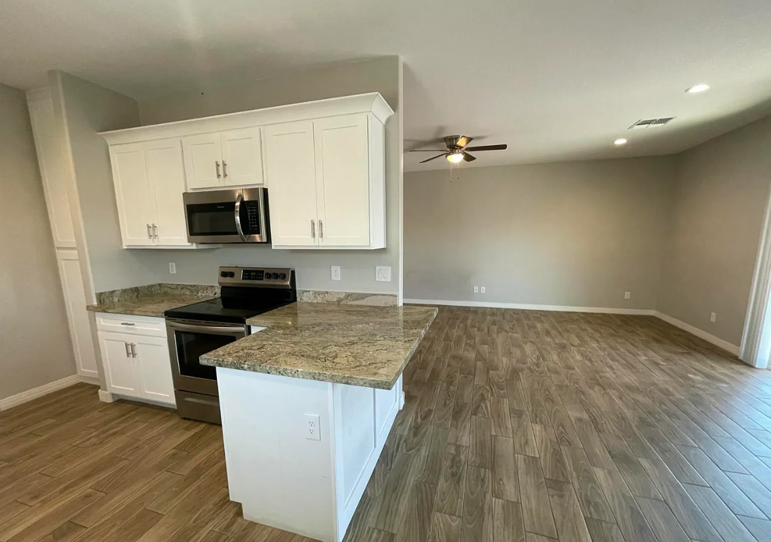 Beautiful 3 Bedroom with large fenced yard — Photo 4