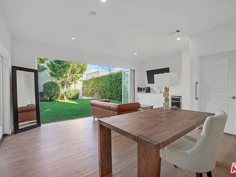 1155 S Rimpau Blvd — Photo 32