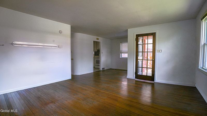 4th image of 19 Marwill Street