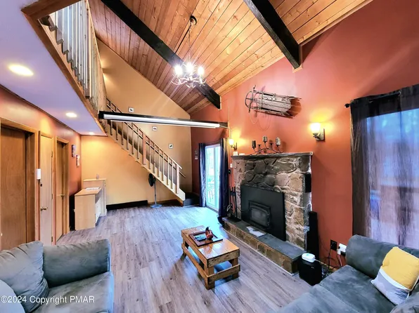 3355 Woodland Dr, Tobyhanna, PA 18466
