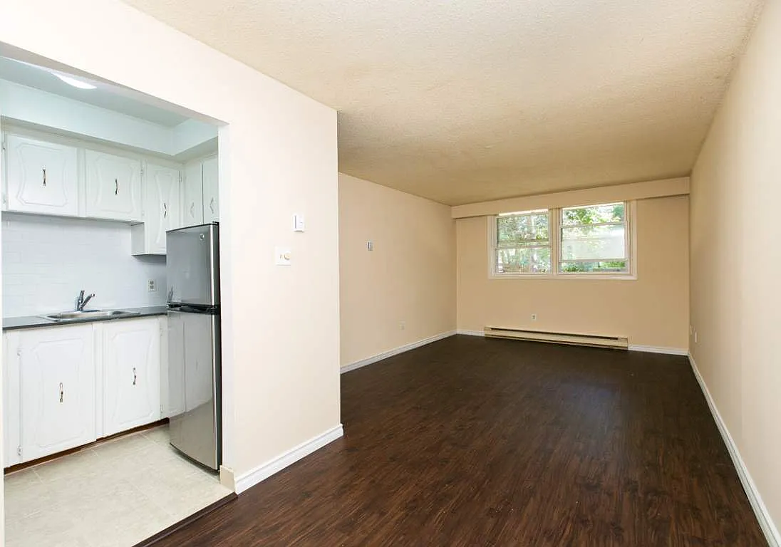 1025 King Street East — Photo 4