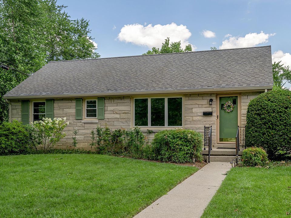 1st image of 209 E Lowry Ln