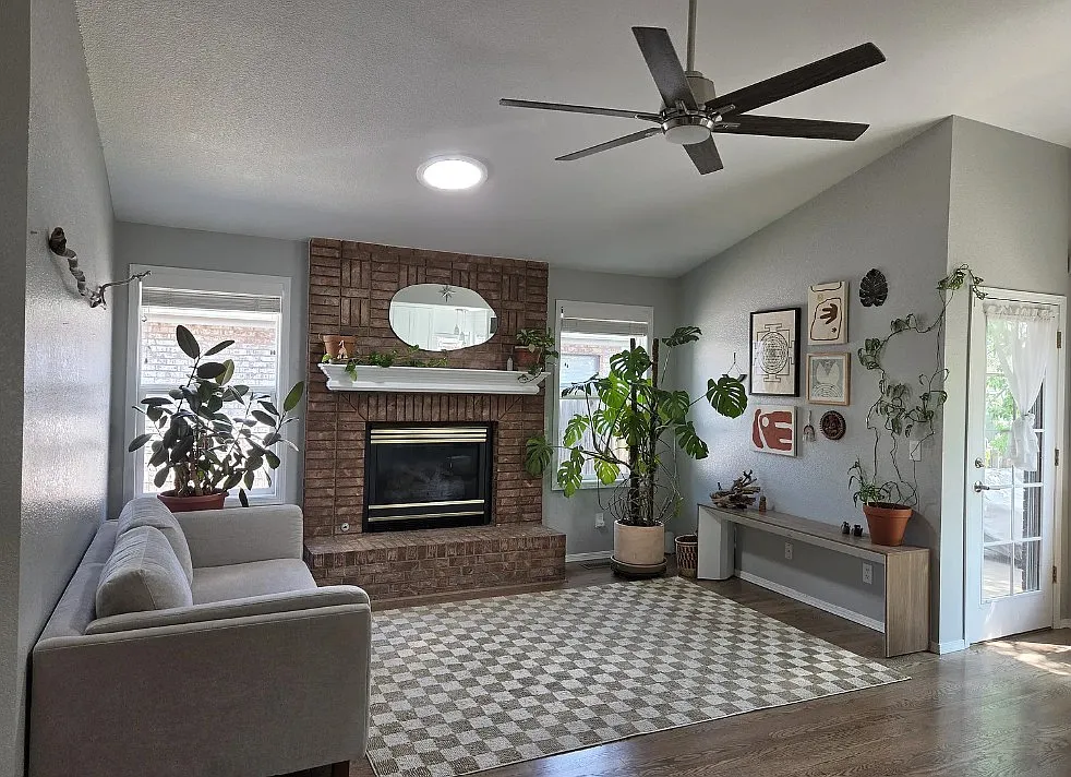 3 bed, 2334 sqft, $3,000 — Photo 2