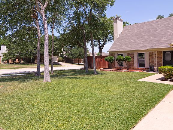 2nd image of 401 Thorn Wood Dr