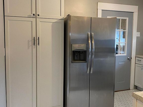 4th image of 20 Oak St NE