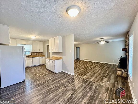 4th image of 60 Bedford Dr