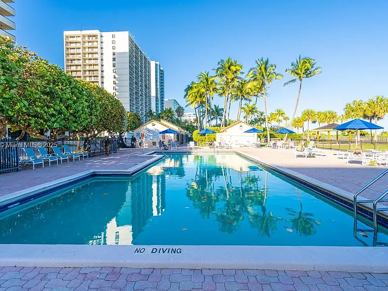 2555 Collins Ave #2200 — Photo 35