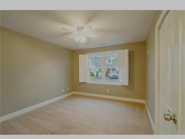 Downstairs bedroom pic2