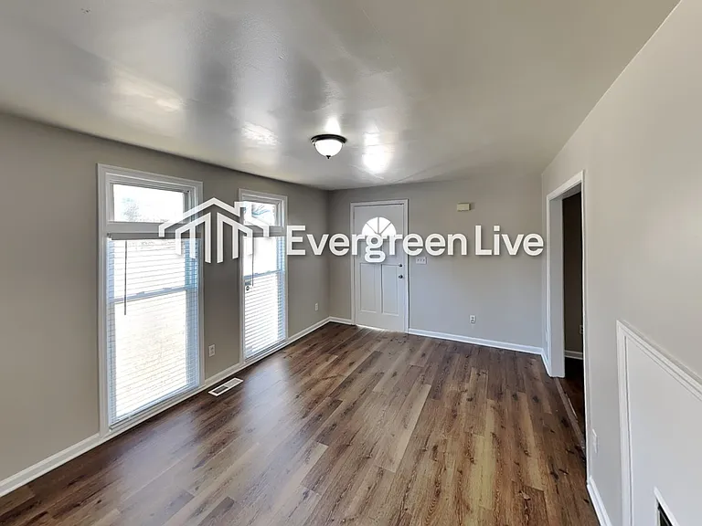 3260 Russell St — Photo 2