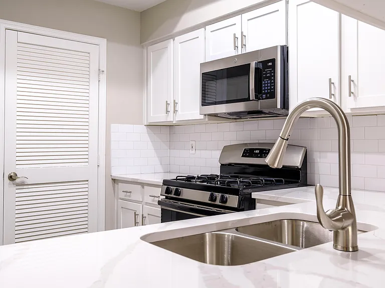 The Residence at Christopher Wren Apartments — Photo 35
