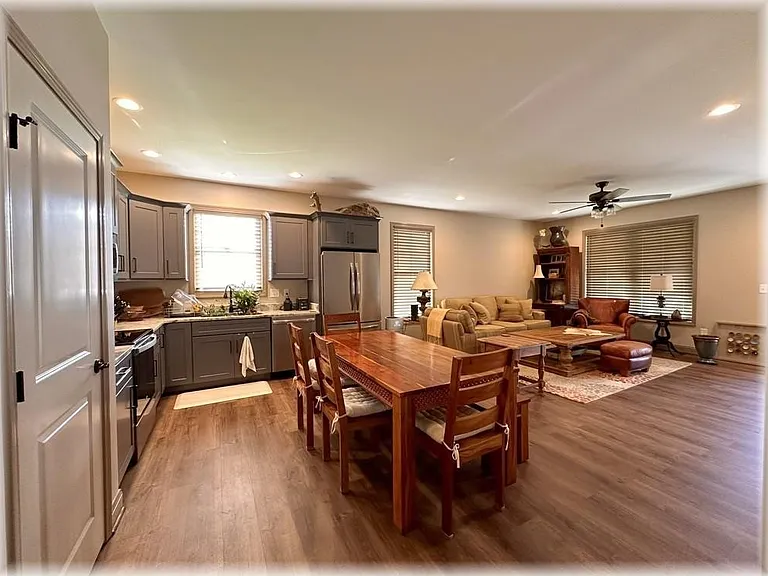 304 Cottage Hill Ct — Photo 4