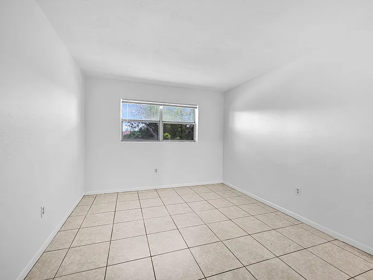 199 SW 15th St #3 — Photo 17