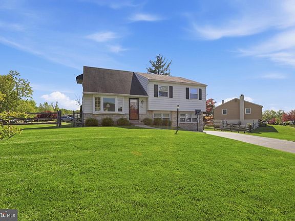 3rd image of 122 Dolly Ln