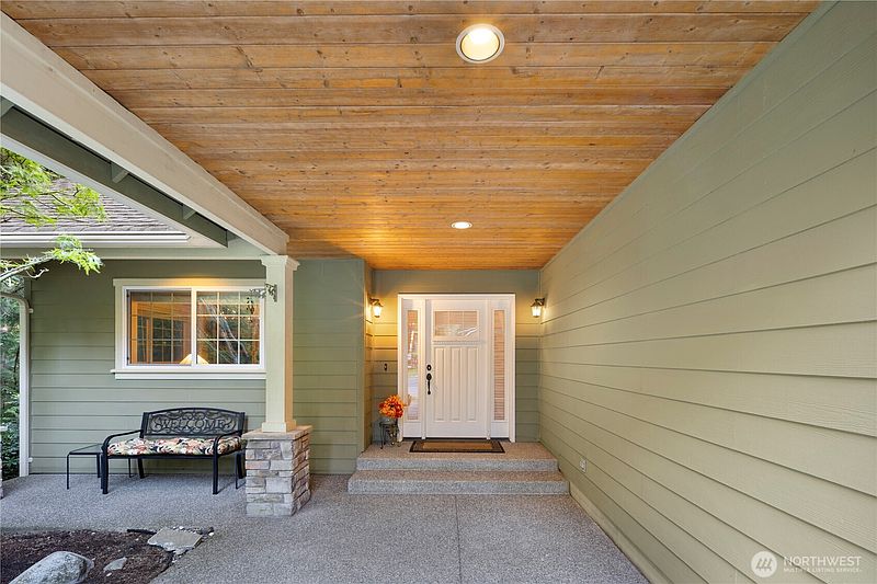 4th image of 981 E Lakeshore Dr