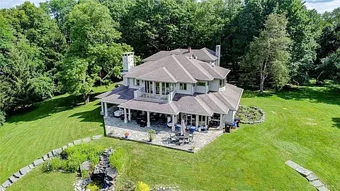 5 bed, 4.5 bath, 6141 sqft, $6,000 — Photo 4