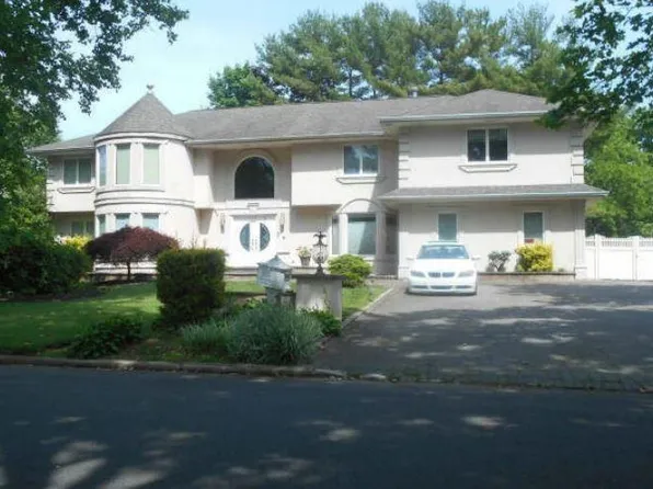 35 Bonaire Drive, Dix Hills, NY 11746