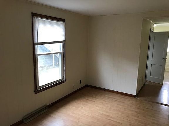 4th image of 553 1/2 Washington St