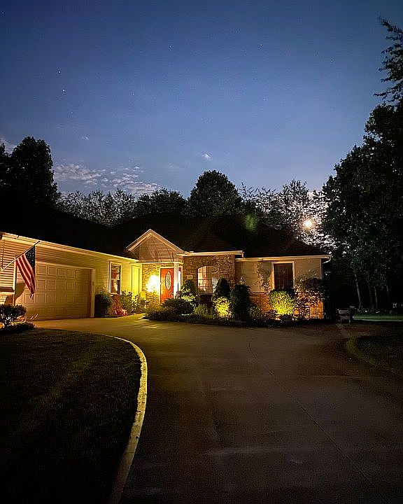 2nd image of 1683 Hawthorne Ct