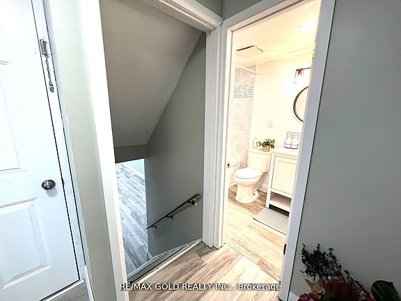 5th image of 156 Mooregate Cres