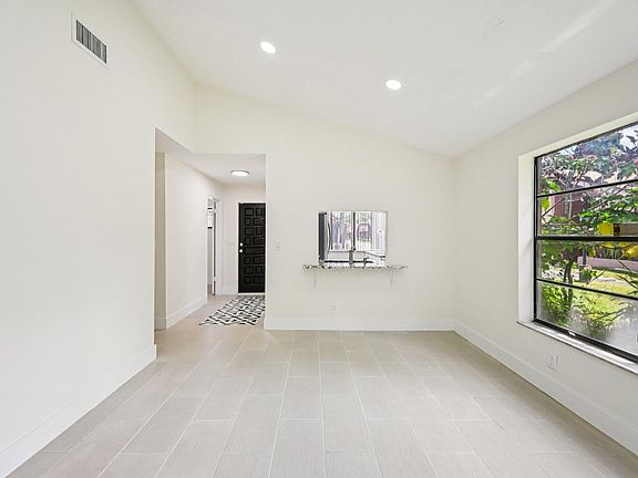 4th image of 166 Sparrow Drive #1a