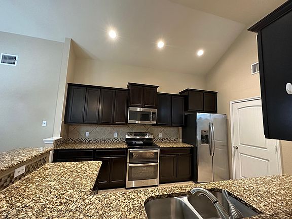 5th image of 3301 Vineyard Trl