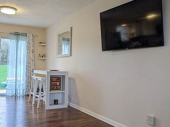 3rd image of 5831 Leslie Dr