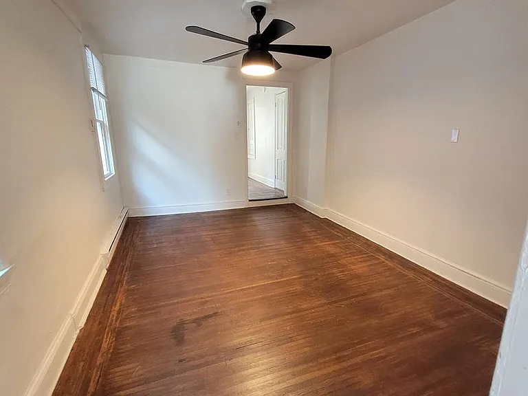 565 W Market St — Photo 9